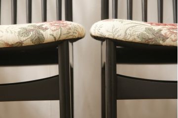 チェアの座面を張り替えてリメイク!高品質リペアを施し、座面をお好みの生地に張り替え。木部は現状の色味に仕上げ。