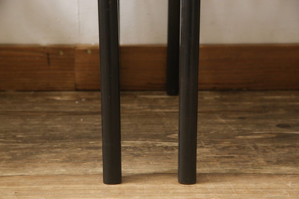 チェアの座面を張り替えてリメイク!高品質リペアを施し、座面をお好みの生地に張り替え。木部は現状の色味に仕上げ。