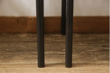 チェアの座面を張り替えてリメイク!高品質リペアを施し、座面をお好みの生地に張り替え。木部は現状の色味に仕上げ。