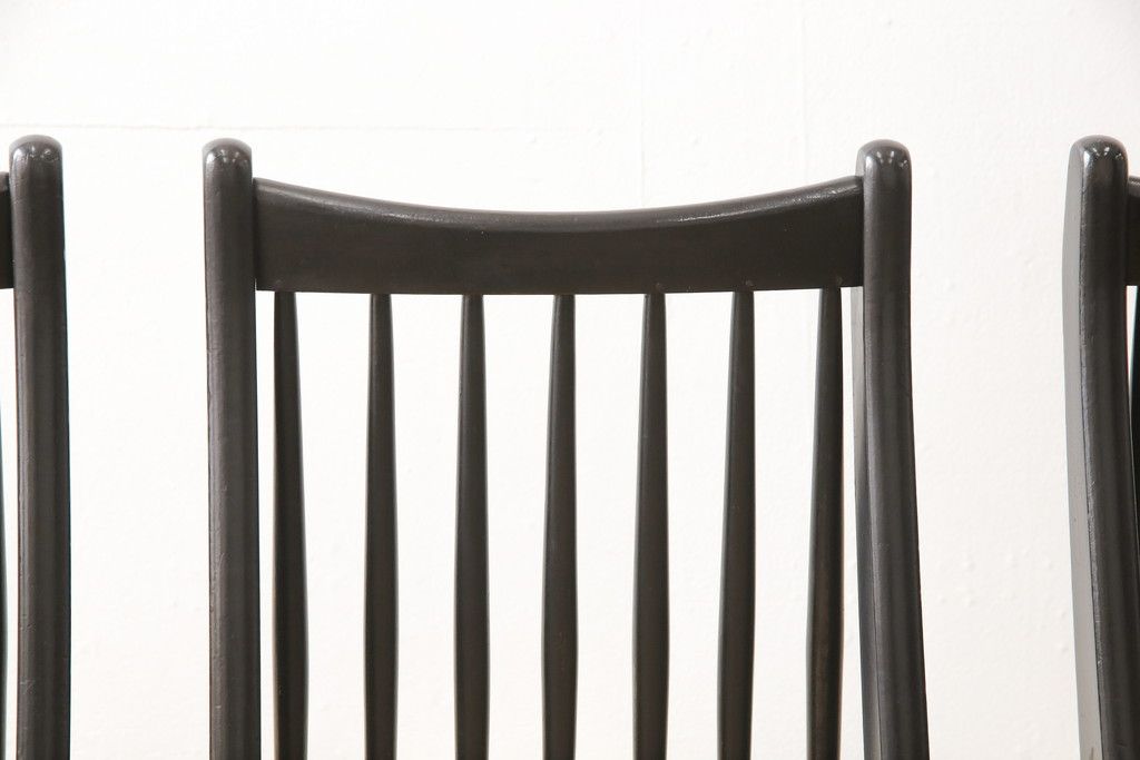 チェアの座面を張り替えてリメイク!高品質リペアを施し、座面をお好みの生地に張り替え。木部は現状の色味に仕上げ。