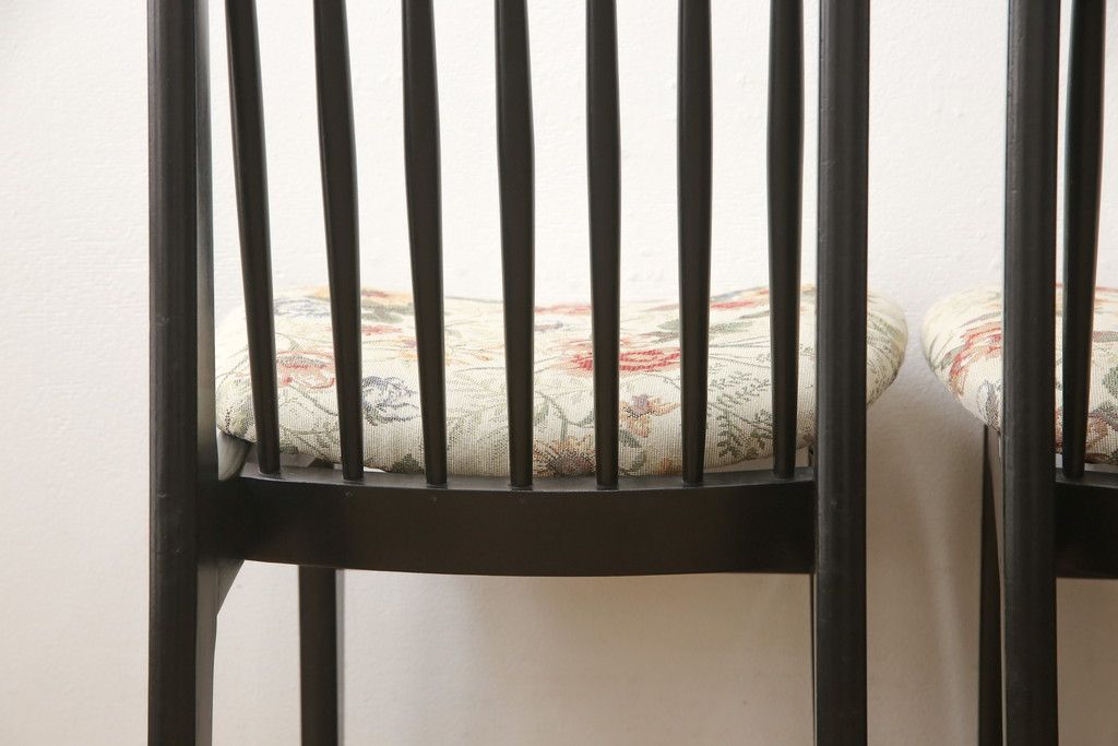 チェアの座面を張り替えてリメイク!高品質リペアを施し、座面をお好みの生地に張り替え。木部は現状の色味に仕上げ。