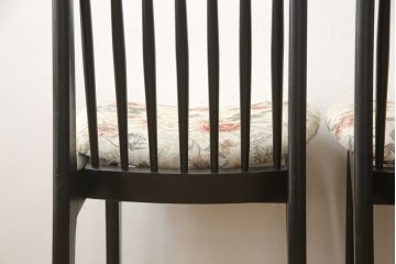 チェアの座面を張り替えてリメイク!高品質リペアを施し、座面をお好みの生地に張り替え。木部は現状の色味に仕上げ。