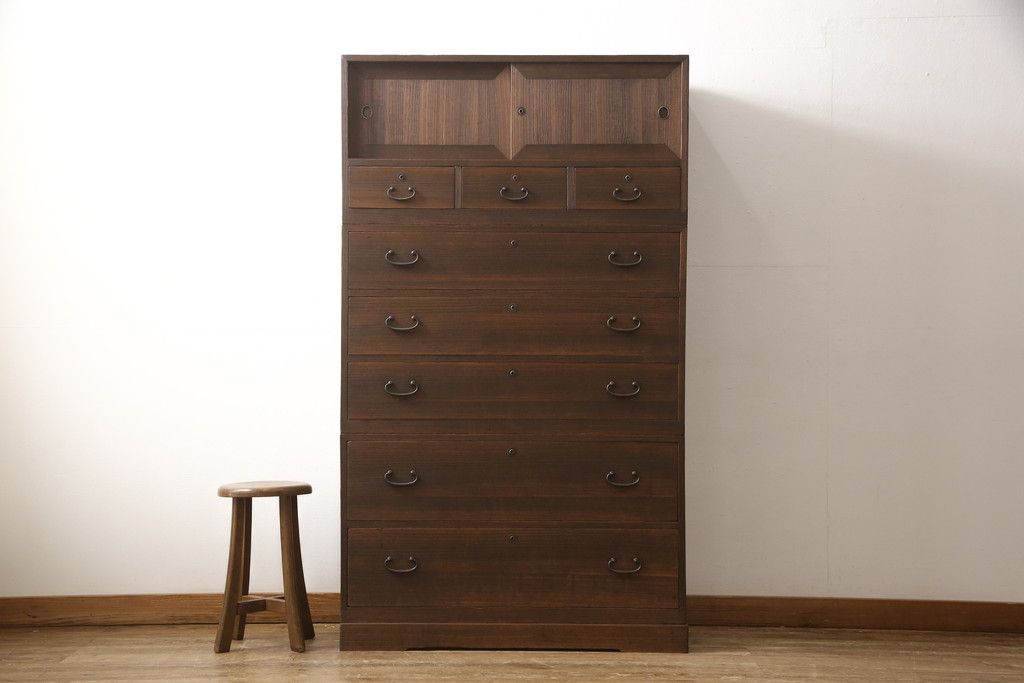 桐箪笥を綺麗に再生!高品質リペアを施し、紛失していた取っ手を取り付け。オーク系で着色仕上げ。