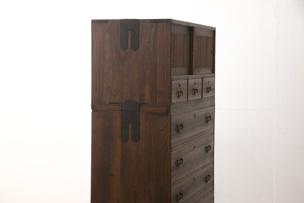 桐箪笥を綺麗に再生!高品質リペアを施し、紛失していた取っ手を取り付け。オーク系で着色仕上げ。