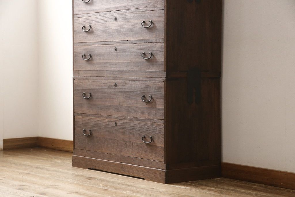 桐箪笥を綺麗に再生!高品質リペアを施し、紛失していた取っ手を取り付け。オーク系で着色仕上げ。