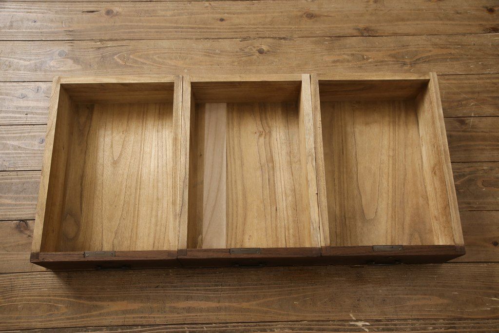 桐箪笥を綺麗に再生!高品質リペアを施し、紛失していた取っ手を取り付け。オーク系で着色仕上げ。