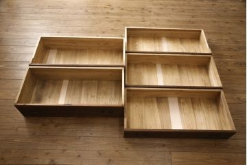 桐箪笥を綺麗に再生!高品質リペアを施し、紛失していた取っ手を取り付け。オーク系で着色仕上げ。