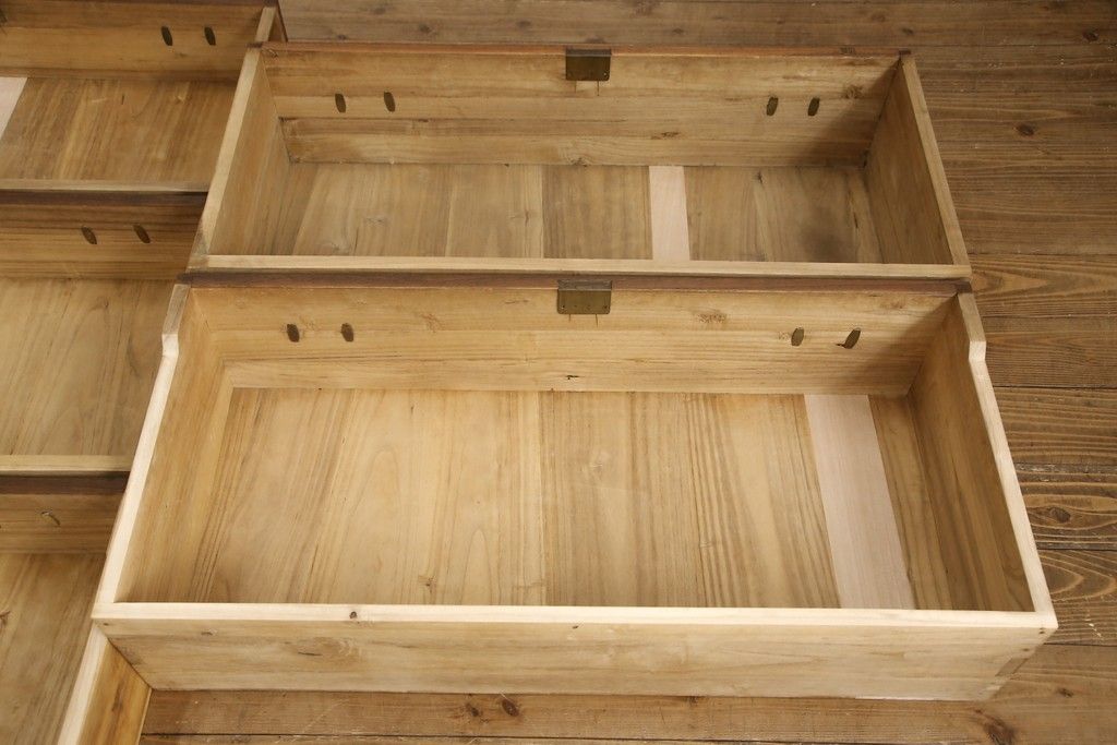 桐箪笥を綺麗に再生!高品質リペアを施し、紛失していた取っ手を取り付け。オーク系で着色仕上げ。