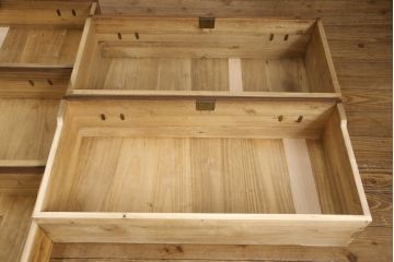 桐箪笥を綺麗に再生!高品質リペアを施し、紛失していた取っ手を取り付け。オーク系で着色仕上げ。