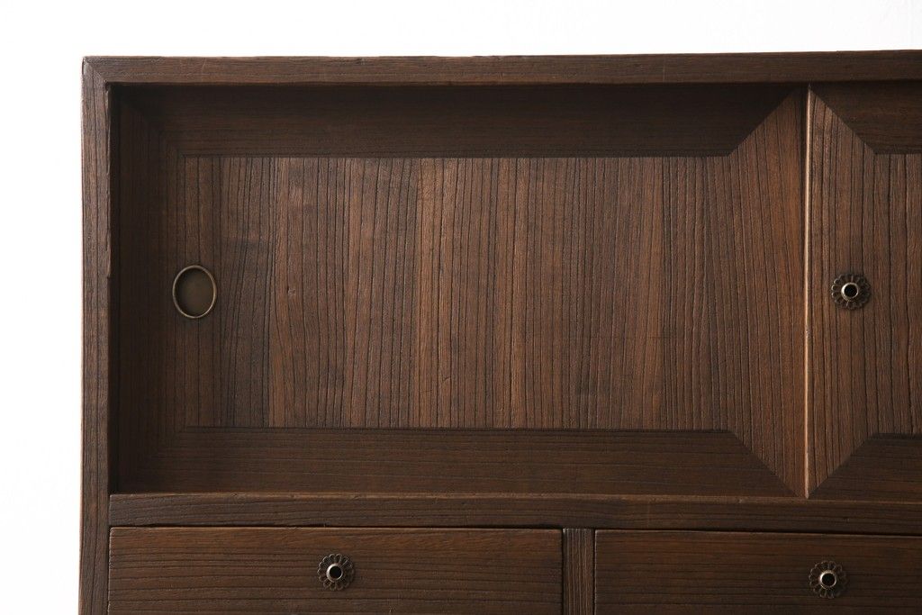 桐箪笥を綺麗に再生!高品質リペアを施し、紛失していた取っ手を取り付け。オーク系で着色仕上げ。