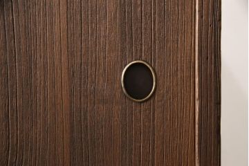 桐箪笥を綺麗に再生!高品質リペアを施し、紛失していた取っ手を取り付け。オーク系で着色仕上げ。