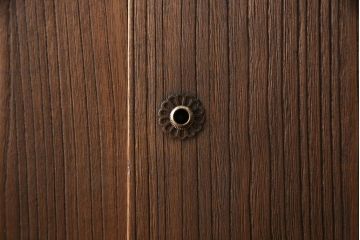 桐箪笥を綺麗に再生!高品質リペアを施し、紛失していた取っ手を取り付け。オーク系で着色仕上げ。