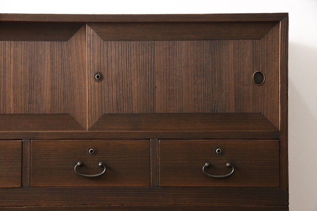 桐箪笥を綺麗に再生!高品質リペアを施し、紛失していた取っ手を取り付け。オーク系で着色仕上げ。