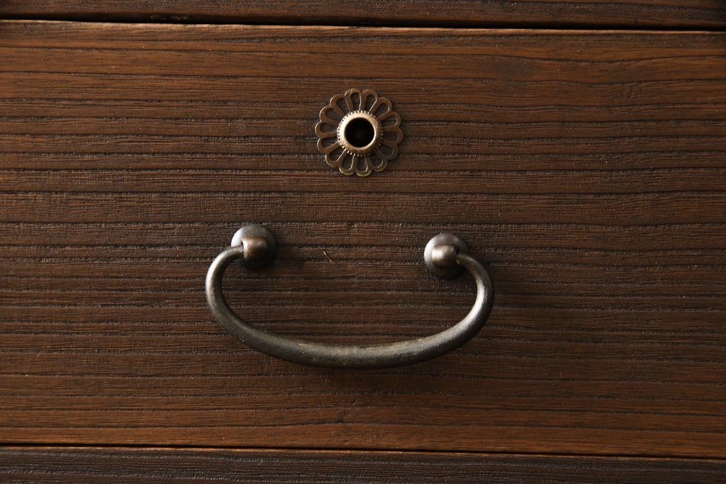 桐箪笥を綺麗に再生!高品質リペアを施し、紛失していた取っ手を取り付け。オーク系で着色仕上げ。