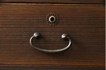 桐箪笥を綺麗に再生!高品質リペアを施し、紛失していた取っ手を取り付け。オーク系で着色仕上げ。