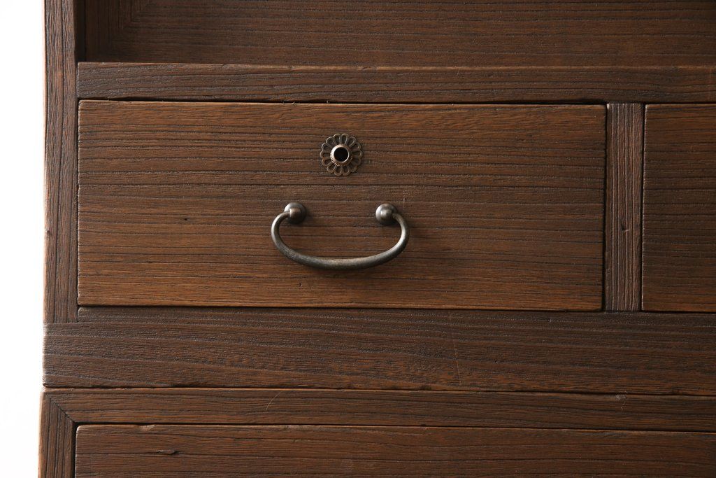 桐箪笥を綺麗に再生!高品質リペアを施し、紛失していた取っ手を取り付け。オーク系で着色仕上げ。