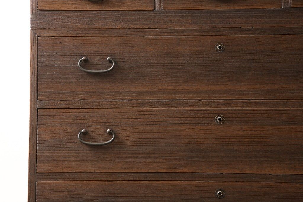 桐箪笥を綺麗に再生!高品質リペアを施し、紛失していた取っ手を取り付け。オーク系で着色仕上げ。