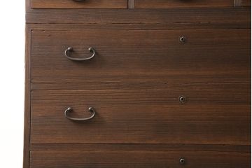 桐箪笥を綺麗に再生!高品質リペアを施し、紛失していた取っ手を取り付け。オーク系で着色仕上げ。