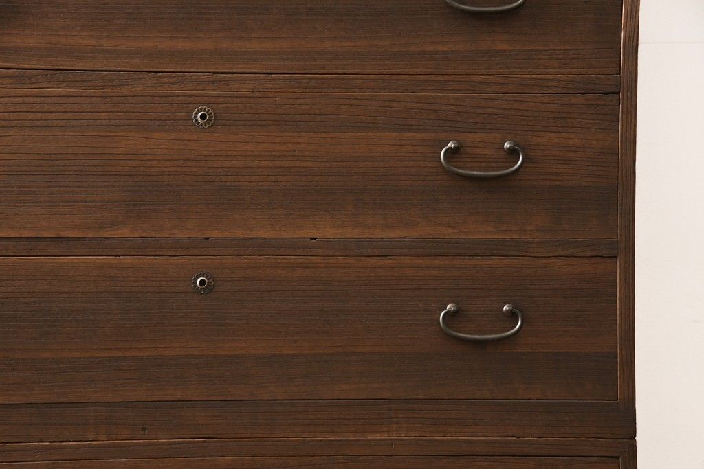 桐箪笥を綺麗に再生!高品質リペアを施し、紛失していた取っ手を取り付け。オーク系で着色仕上げ。