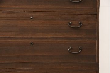 桐箪笥を綺麗に再生!高品質リペアを施し、紛失していた取っ手を取り付け。オーク系で着色仕上げ。