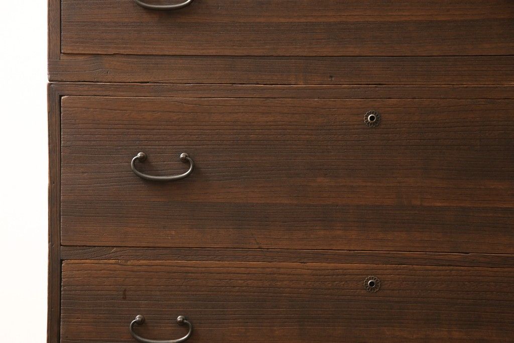 桐箪笥を綺麗に再生!高品質リペアを施し、紛失していた取っ手を取り付け。オーク系で着色仕上げ。