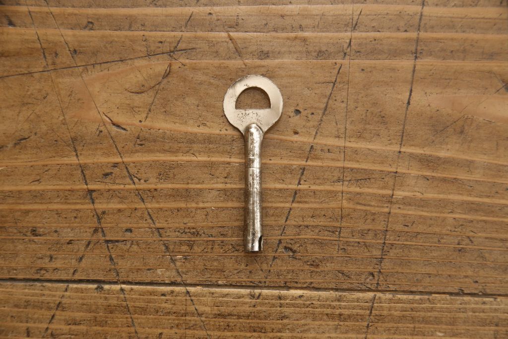 桐箪笥を綺麗に再生!高品質リペアを施し、紛失していた取っ手を取り付け。オーク系で着色仕上げ。