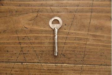 桐箪笥を綺麗に再生!高品質リペアを施し、紛失していた取っ手を取り付け。オーク系で着色仕上げ。