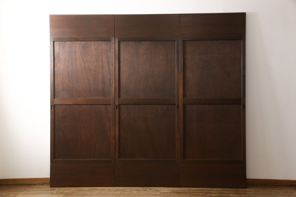 板戸のサイズ変更リメイク!指定の寸法にリサイズし、戸枠を制作。建具、戸枠ともにワントーン濃い色に着色仕上げ。