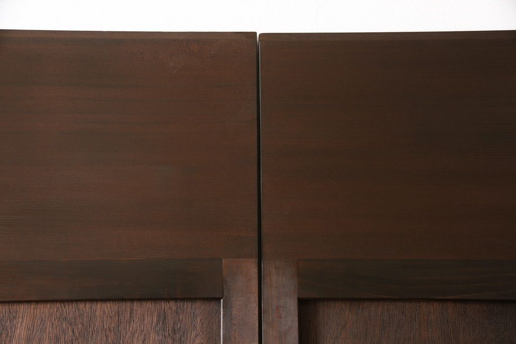 板戸のサイズ変更リメイク!指定の寸法にリサイズし、戸枠を制作。建具、戸枠ともにワントーン濃い色に着色仕上げ。