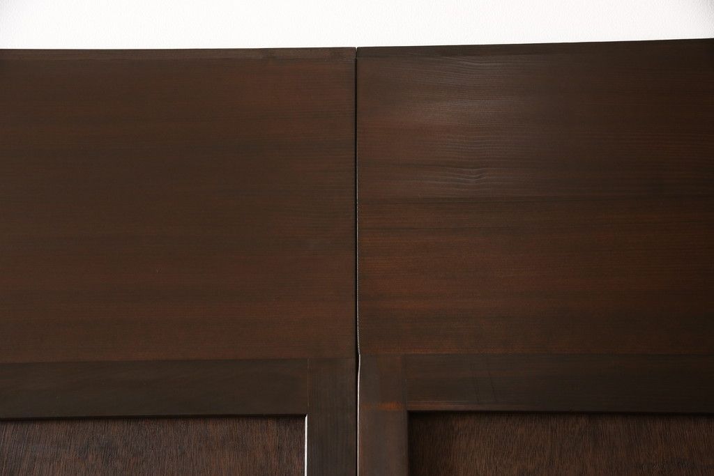 板戸のサイズ変更リメイク!指定の寸法にリサイズし、戸枠を制作。建具、戸枠ともにワントーン濃い色に着色仕上げ。