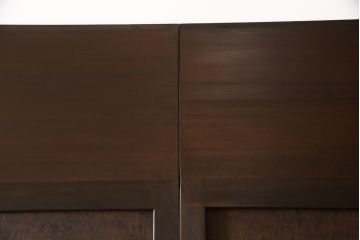 板戸のサイズ変更リメイク!指定の寸法にリサイズし、戸枠を制作。建具、戸枠ともにワントーン濃い色に着色仕上げ。