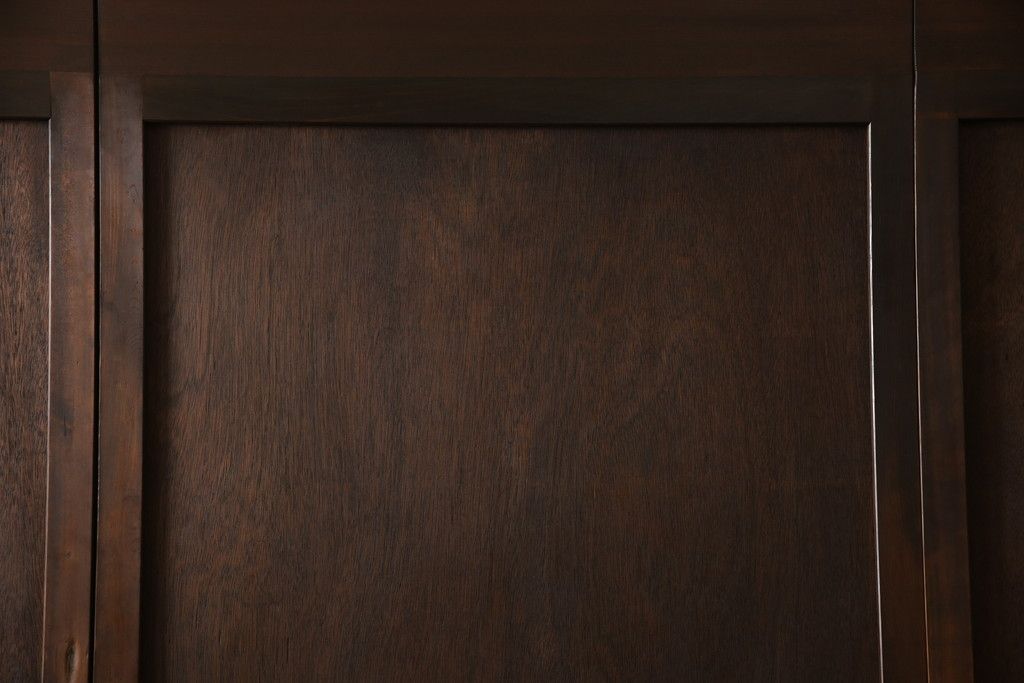 板戸のサイズ変更リメイク!指定の寸法にリサイズし、戸枠を制作。建具、戸枠ともにワントーン濃い色に着色仕上げ。