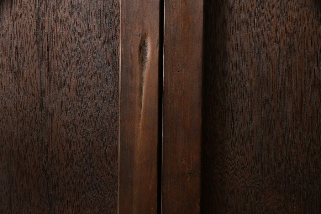 板戸のサイズ変更リメイク!指定の寸法にリサイズし、戸枠を制作。建具、戸枠ともにワントーン濃い色に着色仕上げ。