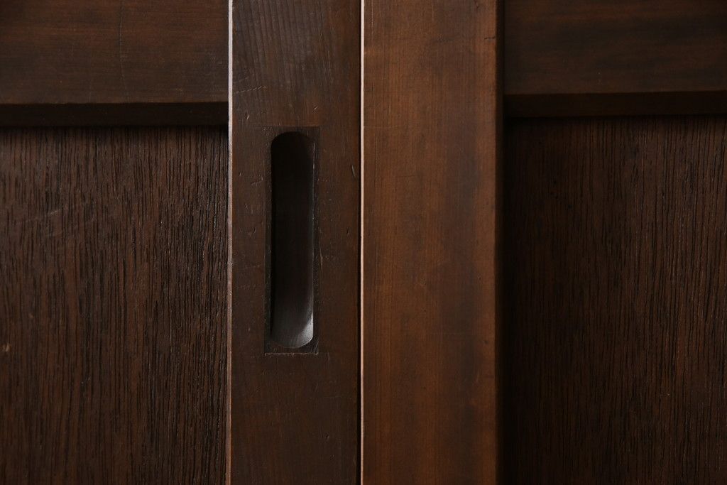 板戸のサイズ変更リメイク!指定の寸法にリサイズし、戸枠を制作。建具、戸枠ともにワントーン濃い色に着色仕上げ。