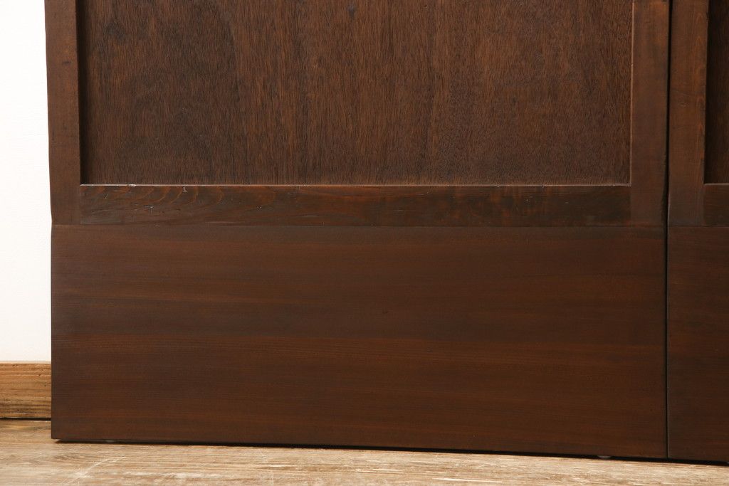 板戸のサイズ変更リメイク!指定の寸法にリサイズし、戸枠を制作。建具、戸枠ともにワントーン濃い色に着色仕上げ。