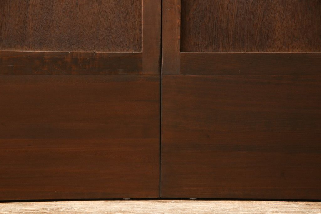 板戸のサイズ変更リメイク!指定の寸法にリサイズし、戸枠を制作。建具、戸枠ともにワントーン濃い色に着色仕上げ。