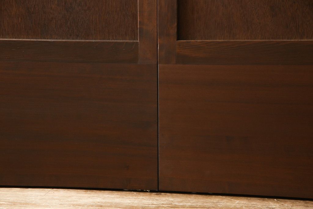 板戸のサイズ変更リメイク!指定の寸法にリサイズし、戸枠を制作。建具、戸枠ともにワントーン濃い色に着色仕上げ。