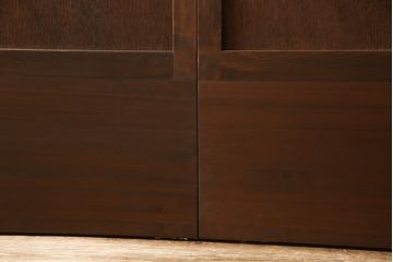 板戸のサイズ変更リメイク!指定の寸法にリサイズし、戸枠を制作。建具、戸枠ともにワントーン濃い色に着色仕上げ。