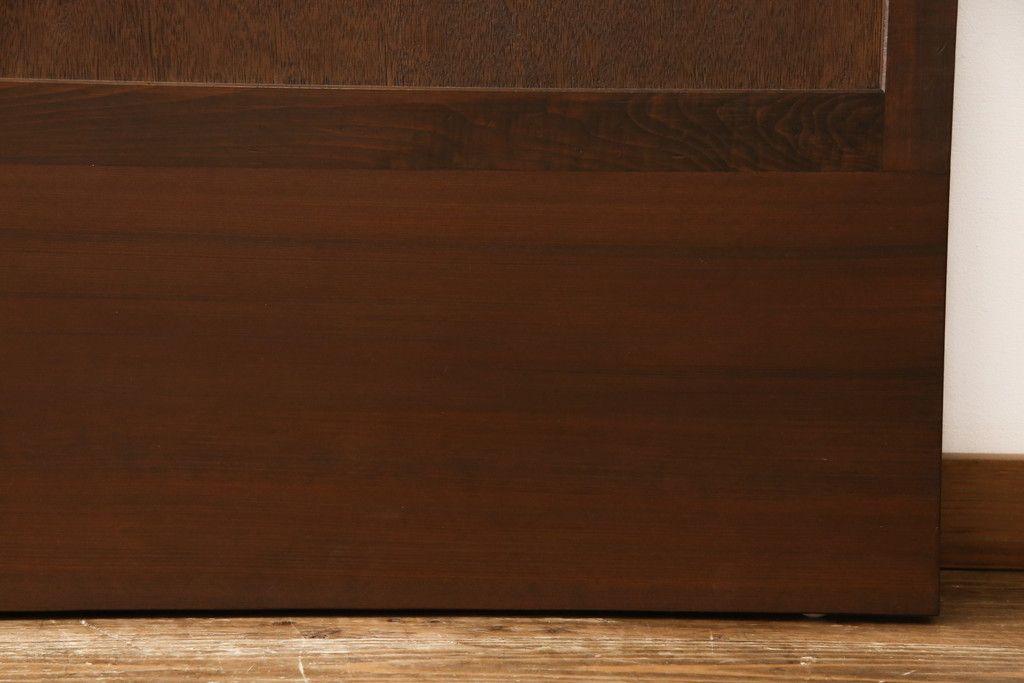 板戸のサイズ変更リメイク!指定の寸法にリサイズし、戸枠を制作。建具、戸枠ともにワントーン濃い色に着色仕上げ。