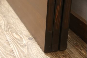 板戸のサイズ変更リメイク!指定の寸法にリサイズし、戸枠を制作。建具、戸枠ともにワントーン濃い色に着色仕上げ。