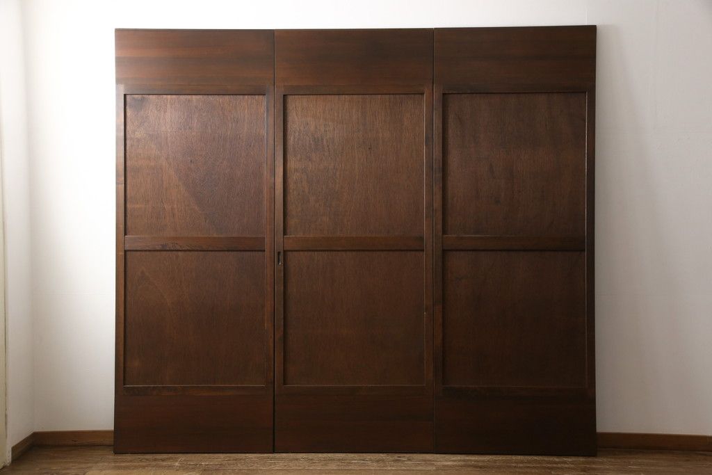 板戸のサイズ変更リメイク!指定の寸法にリサイズし、戸枠を制作。建具、戸枠ともにワントーン濃い色に着色仕上げ。