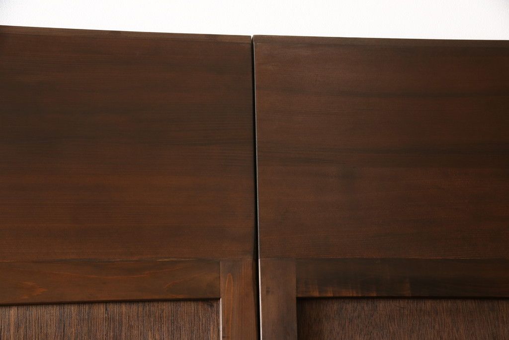 板戸のサイズ変更リメイク!指定の寸法にリサイズし、戸枠を制作。建具、戸枠ともにワントーン濃い色に着色仕上げ。