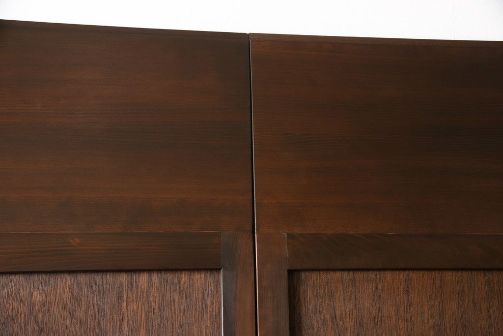 板戸のサイズ変更リメイク!指定の寸法にリサイズし、戸枠を制作。建具、戸枠ともにワントーン濃い色に着色仕上げ。