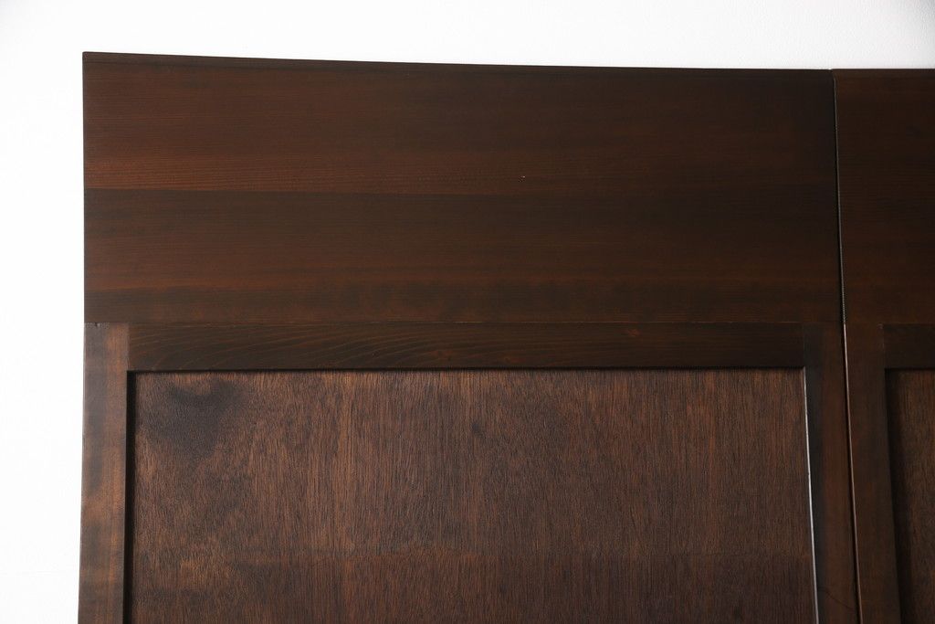 板戸のサイズ変更リメイク!指定の寸法にリサイズし、戸枠を制作。建具、戸枠ともにワントーン濃い色に着色仕上げ。