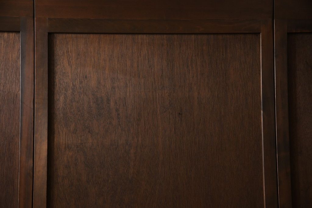 板戸のサイズ変更リメイク!指定の寸法にリサイズし、戸枠を制作。建具、戸枠ともにワントーン濃い色に着色仕上げ。