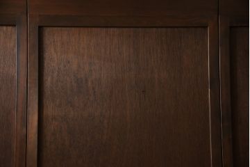 板戸のサイズ変更リメイク!指定の寸法にリサイズし、戸枠を制作。建具、戸枠ともにワントーン濃い色に着色仕上げ。