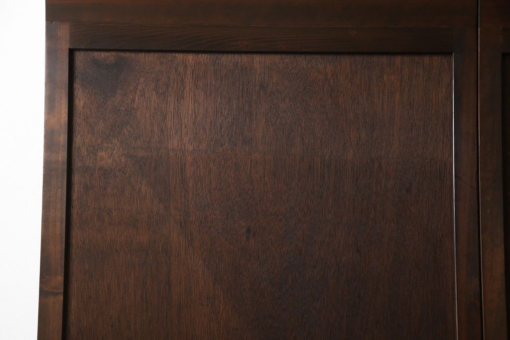 板戸のサイズ変更リメイク!指定の寸法にリサイズし、戸枠を制作。建具、戸枠ともにワントーン濃い色に着色仕上げ。