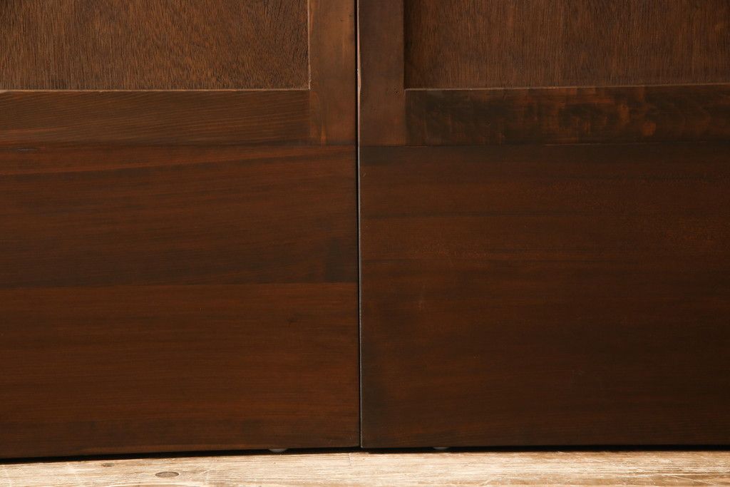 板戸のサイズ変更リメイク!指定の寸法にリサイズし、戸枠を制作。建具、戸枠ともにワントーン濃い色に着色仕上げ。