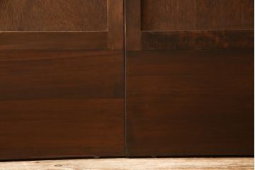 板戸のサイズ変更リメイク!指定の寸法にリサイズし、戸枠を制作。建具、戸枠ともにワントーン濃い色に着色仕上げ。