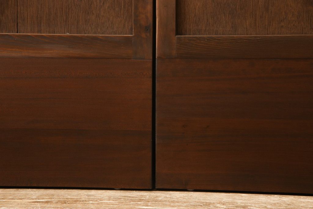 板戸のサイズ変更リメイク!指定の寸法にリサイズし、戸枠を制作。建具、戸枠ともにワントーン濃い色に着色仕上げ。